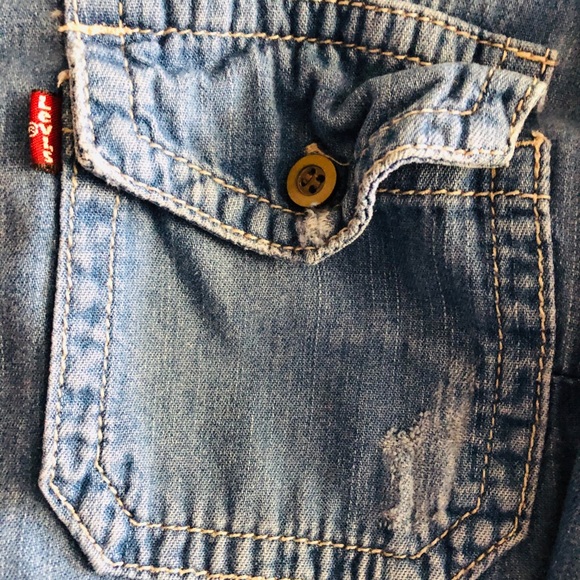 🌺SOLD!!!!Levi’s Button up Shirt 🌺 - Picture 4 of 6